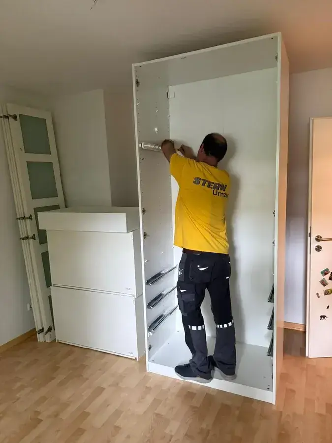 Aufbau eines Kleiderschranks in der neuen Wohnung