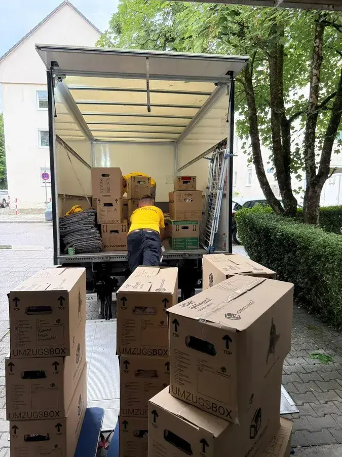 Beladener Umzugs-LKW direkt vor dem Hauseingang