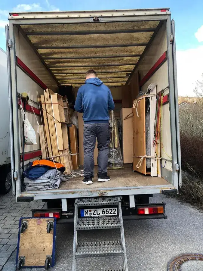 Möbelteile werden in den Umzugs-LKW geladen